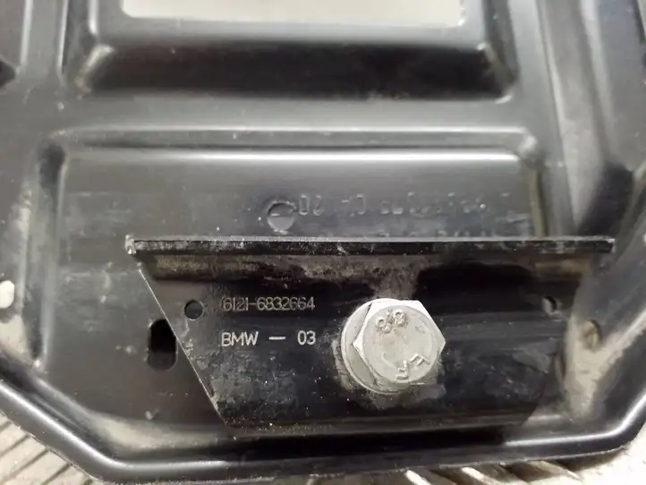 BMW 5 G30 G31 (2016 - )  931107904 Другая деталь отсека двигателя