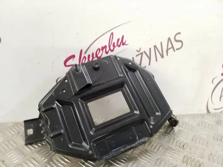 BMW 5 G30 G31 (2016 - )  931107904 Другая деталь отсека двигателя