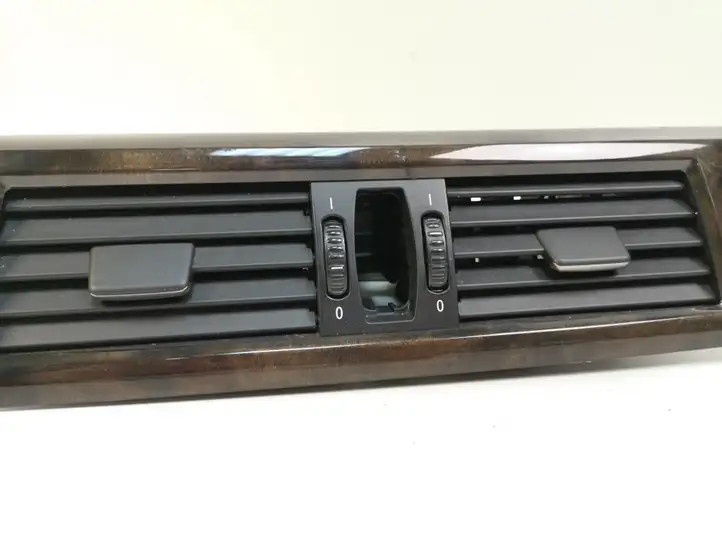 BMW 5 E60 E61 (2004 - 2010) 6957145 Центральный воздушный дефлектор — фото 4