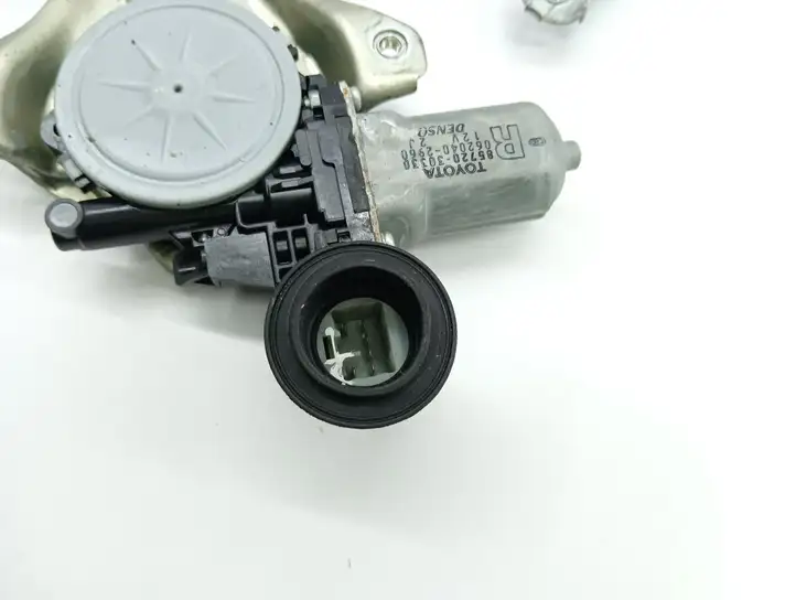 Lexus GS 300 350 430 450h (2004 - 2007) 8572030330 Электростеклоподъемник передний (комплект) — фото 3