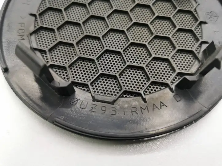 Chrysler 300C (2005 - 2011)  0UZ93TRMAA Отделка заднего динамика