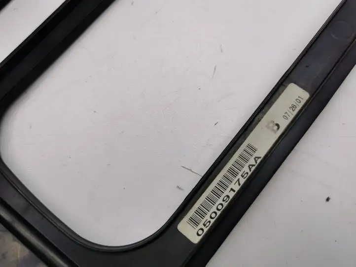 Chrysler Voyager (1996 - 2001)  P05005029AE Отделка радио/ навигации