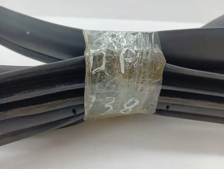 Saab 9-7X (2005 - 2009) Уплотнитель передней двери — фото 4