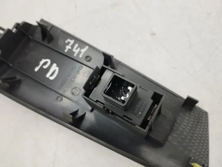 Toyota Corolla E120 E130 (2000 - 2004) 8480102341 Кнопка стеклоподъемников — фото 2