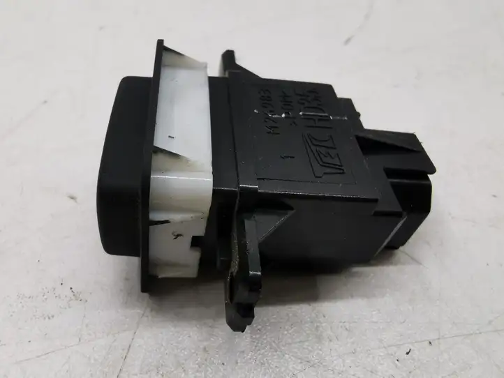 Honda Accord (2008 - 2016) M26983 Кнопка закрытия крышки багажника — фото 2
