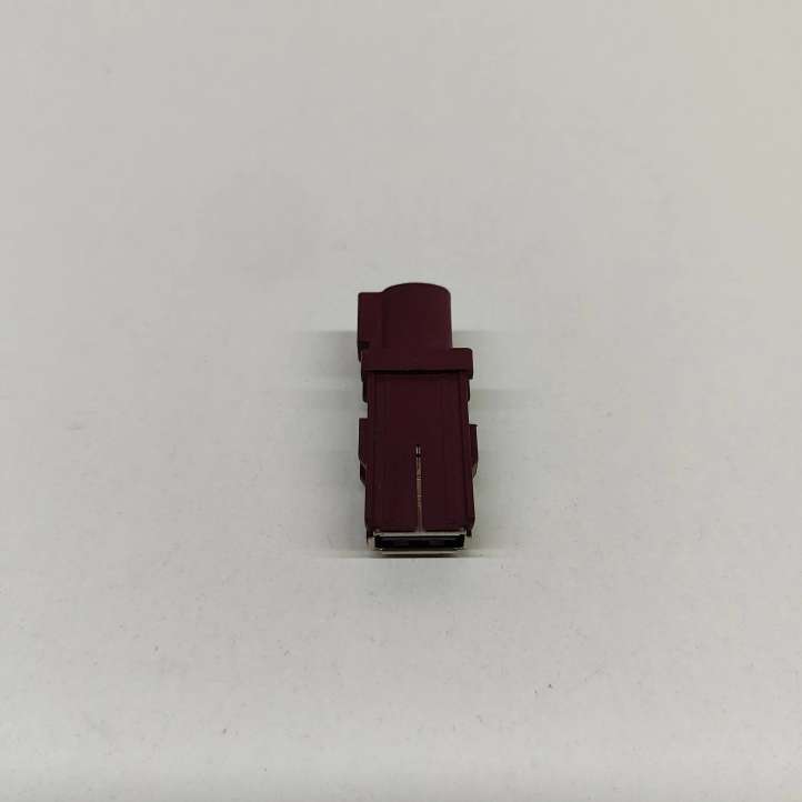 31438295 Volvo XC40 USB jungtis