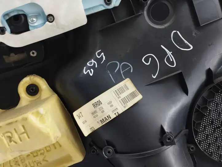 Toyota Avensis T270 (2012 - 2015) 6778705010 Обшивка задней двери — фото 4