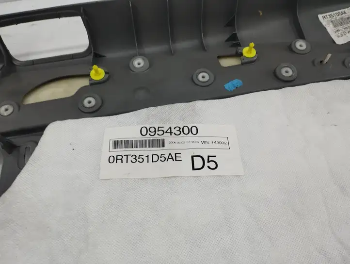 Chrysler Voyager (2004 - 2007)  0rt351d5ae Обшивка задней двери