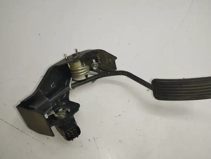Toyota Corolla Verso AR10 (2004 - 2009) 7811135030 Педаль акселератора — фото 3