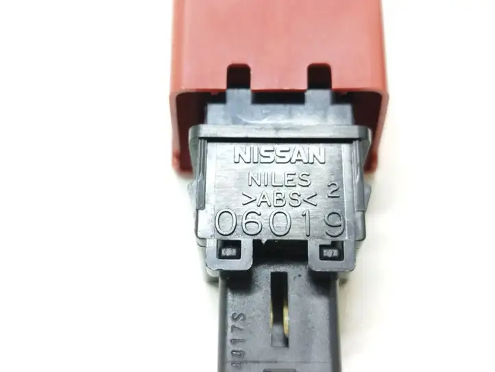 Nissan Micra (1999 - 2002) 06019 Включатель аварийных фонарей — фото 2