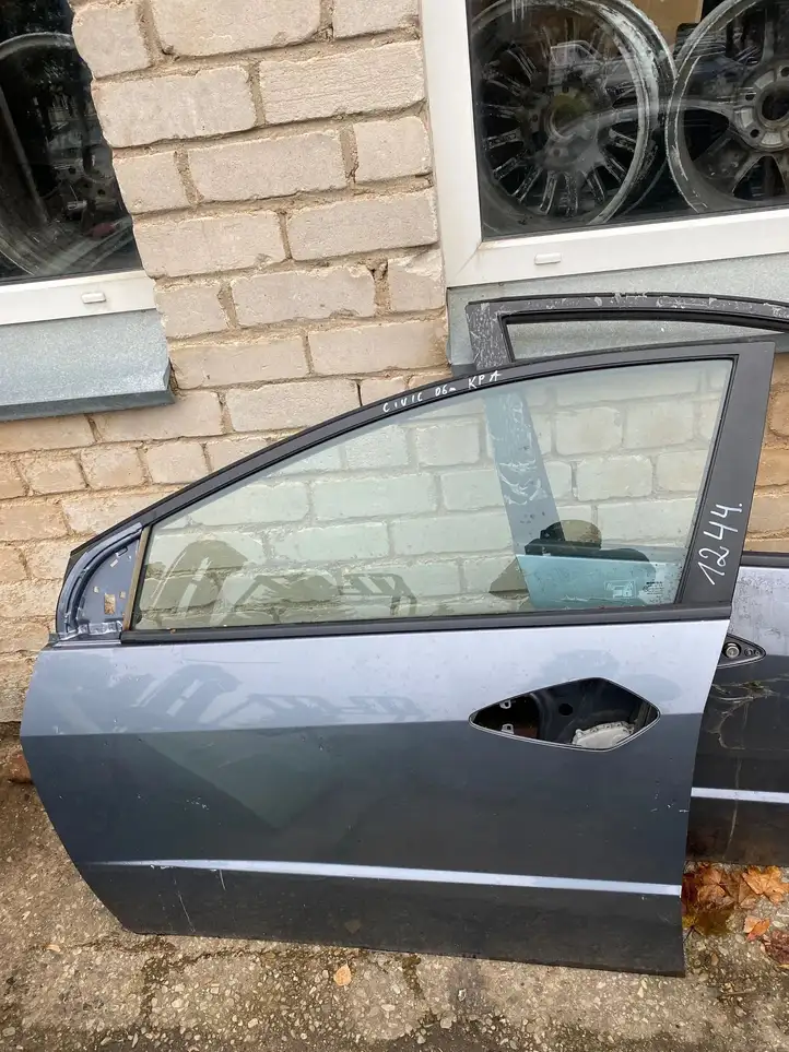 Honda Civic (2006 - 2011) Дверь — фото 1