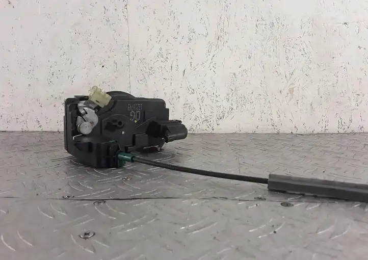 Opel Zafira (2003 - 2006)  4148209 Замок передней двери