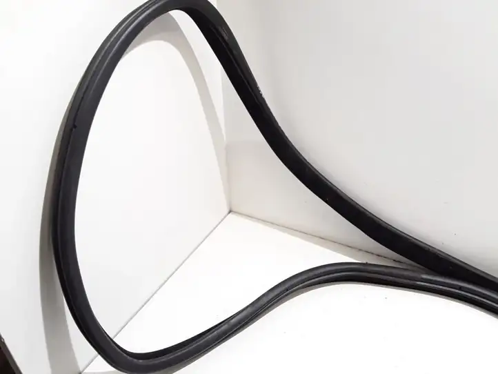 Land Rover Range Rover Sport (2005 - 2009)  CFE000771 Уплотнительная резина (на кузове)