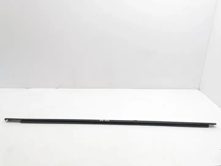 Kia Carens II (2006 - 2012) Накладка стекла задней двери — фото 1