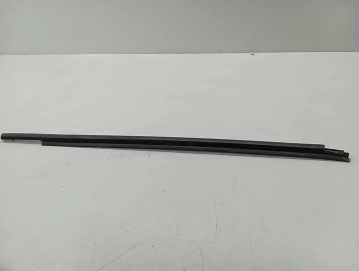 Toyota Yaris (2009 - 2012) Накладка стекла задней двери — фото 1