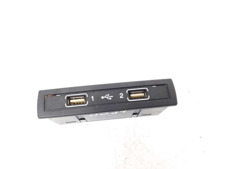 A1728202826 Mercedes-Benz E W212 USB jungtis