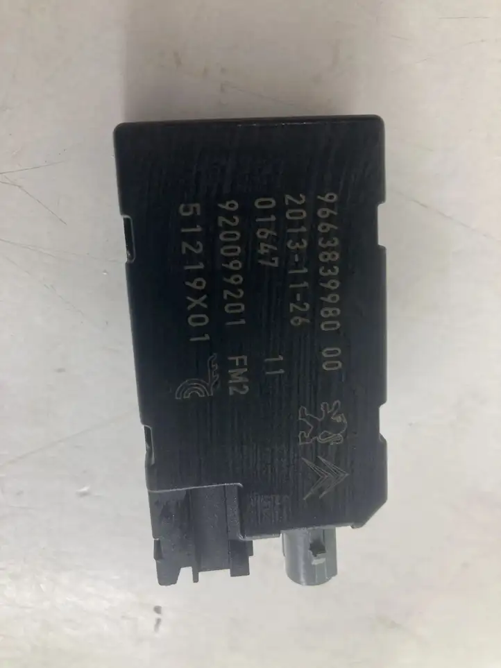 Citroen C4 Grand Picasso (2013 - 2016) 966383998000 Усилитель антенны — фото 1