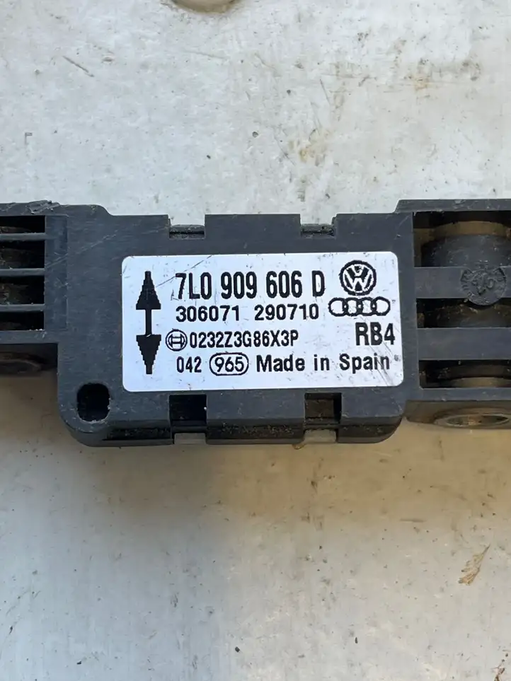 Volkswagen Touareg I (2002 - 2010) 7L0909606D Датчик удара SRS — фото 4