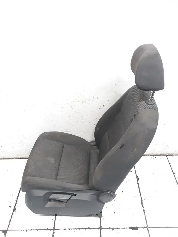 Volkswagen Touran I (2003 - 2010) 1K4881105ME Переднее сиденье водителя — фото 3