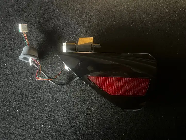 Tesla Model 3 (2017 - 2023) 1096329 Крышка зарядного разъема — фото 1