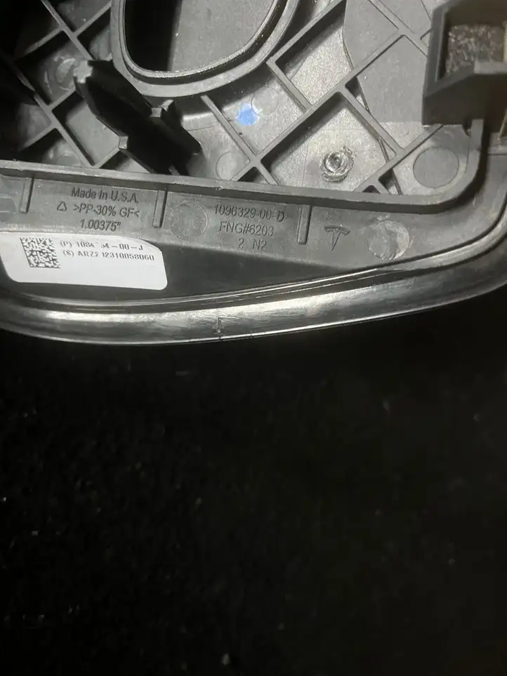 Tesla Model 3 (2017 - 2023) 1096329 Крышка зарядного разъема — фото 2