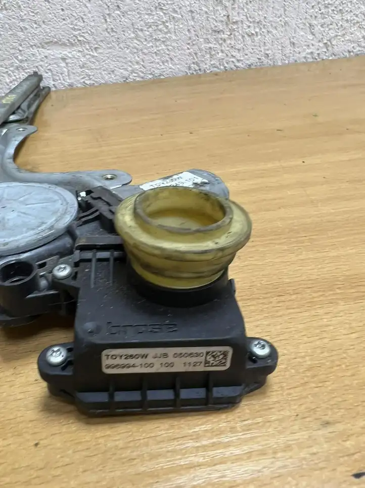 Toyota Corolla E120 E130 (2000 - 2004) 698200F010 Стеклоподъемник передней двери (комплект) — фото 6
