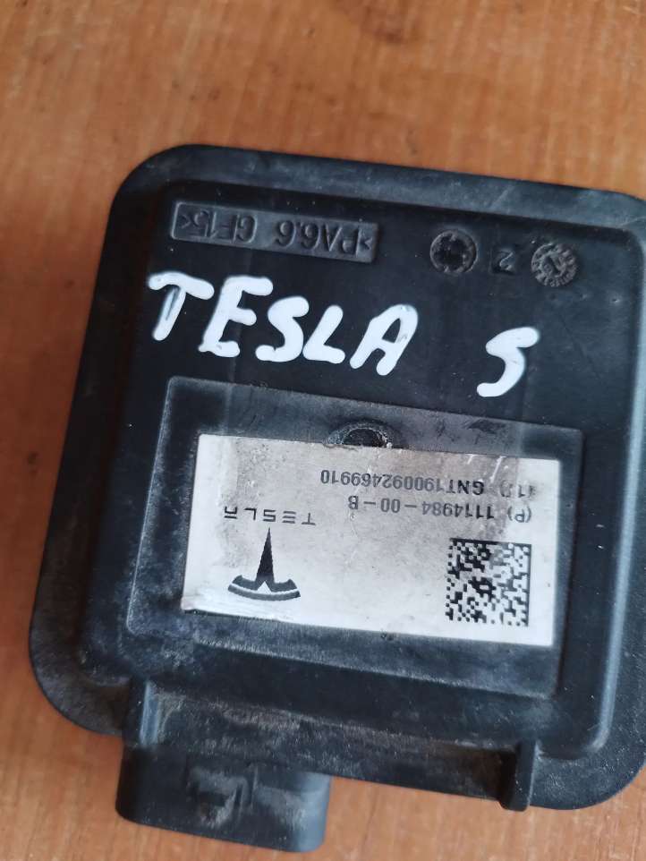 111498400B Tesla Model S Vartų valdymo modulis