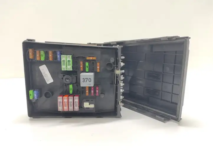 Skoda Octavia Mk2 (1Z) (2004 - 2013)  1K0937125A Ящик предохранителей (комплект)