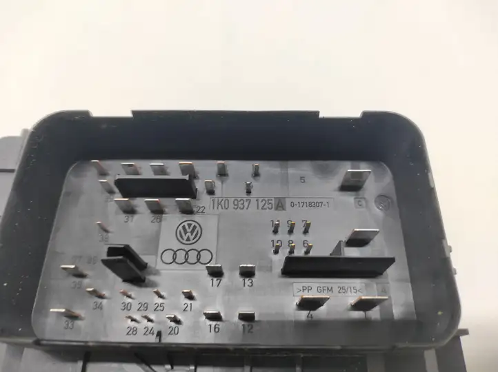 Skoda Octavia Mk2 (1Z) (2004 - 2013)  1K0937125A Ящик предохранителей (комплект)