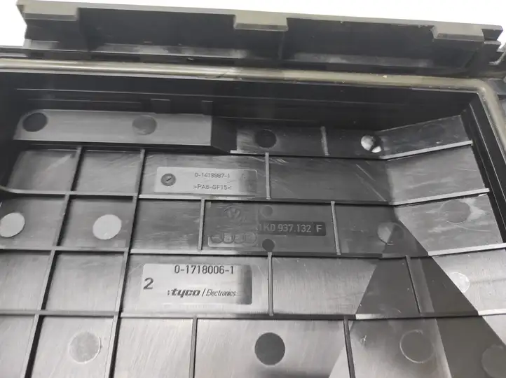 Skoda Octavia Mk2 (1Z) (2004 - 2013)  1K0937125A Ящик предохранителей (комплект)