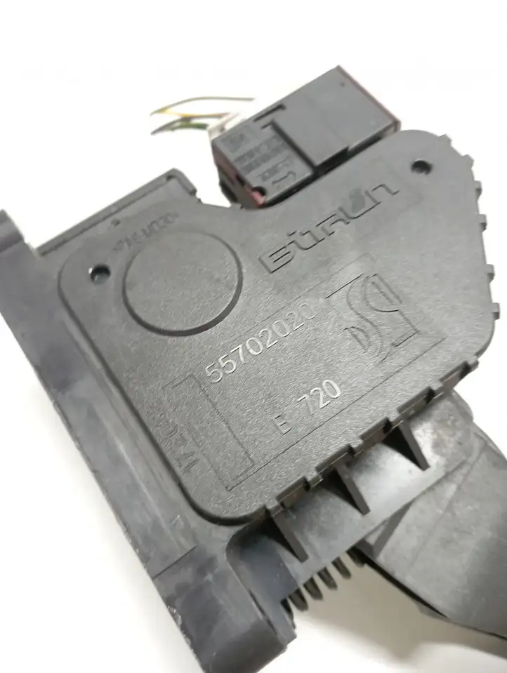 Opel Corsa D (2006 - 2010) 55702020 Педаль акселератора — фото 4
