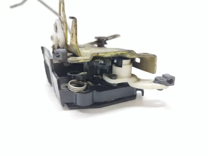 Mazda Premacy (1999 - 2005) CB07 Замок передней двери — фото 3