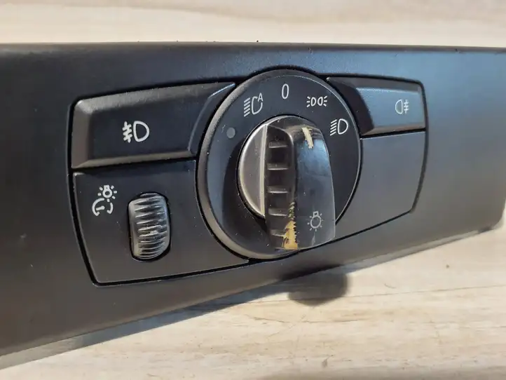 BMW 5 E60 E61 (2004 - 2010) 6988565 Включатель фонарей — фото 2