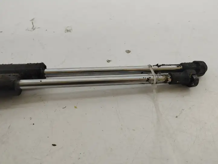 Mazda CX-7 (2009 - 2014)   Амортизатор задней крышки