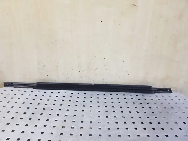 Jeep Grand Cherokee (2010 - 2021) Накладка стекла задней двери — фото 2