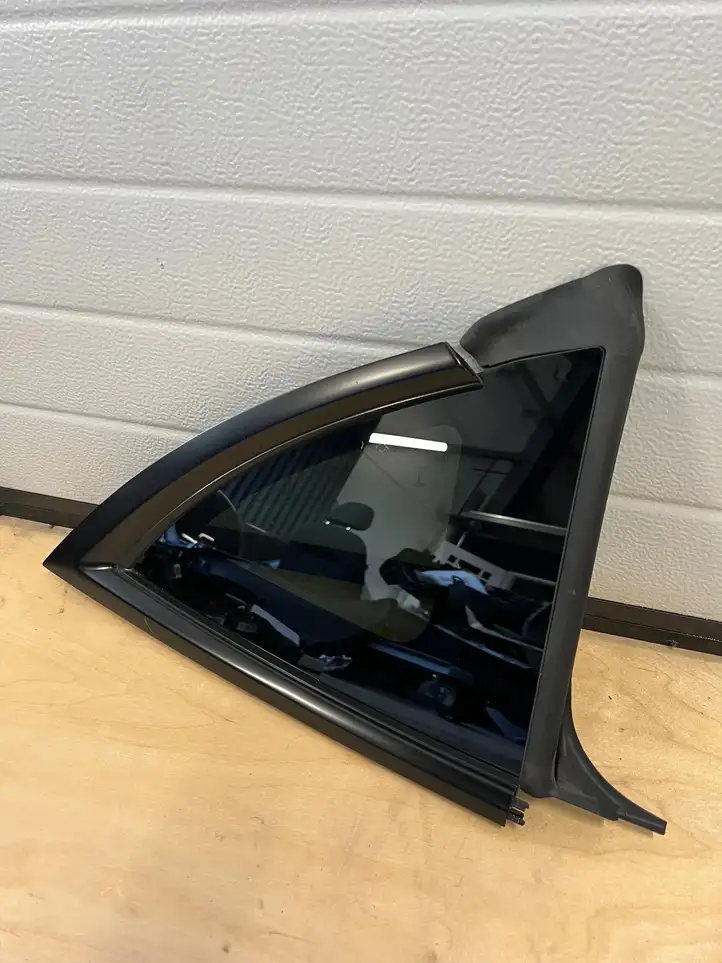 Tesla Model Y (2019 - 2024) 160080800C Заднее боковое стекло — фото 2