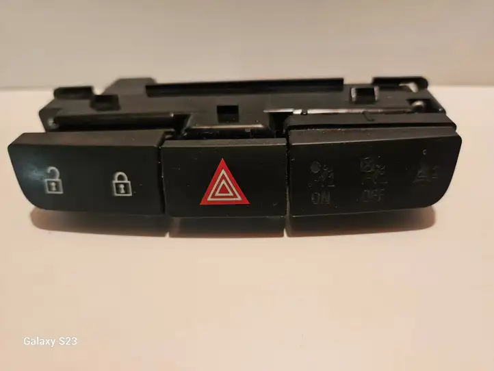 Opel Insignia A (2008 - 2017) 13324594 Включатель аварийных фонарей — фото 1