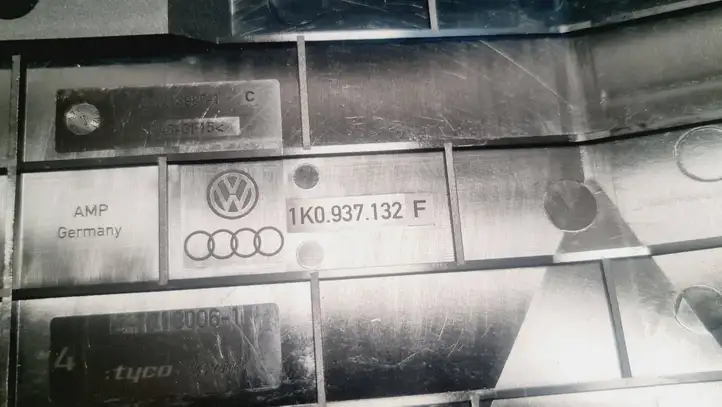 Audi A3/S3 8P (2004 - 2008) 1K0937132F Крышка ящика предохранителей — фото 4