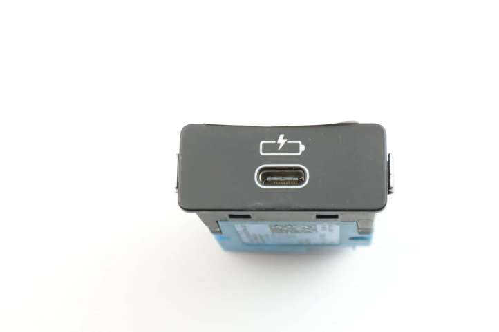 8711940 BMW M3 G80 USB jungtis