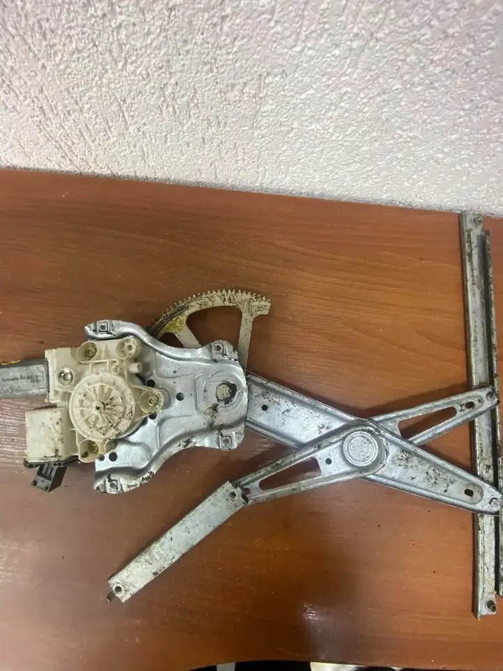 Toyota Corolla E120 E130 (2000 - 2004) 0130822032 Стеклоподъемник передней двери (комплект) — фото 1