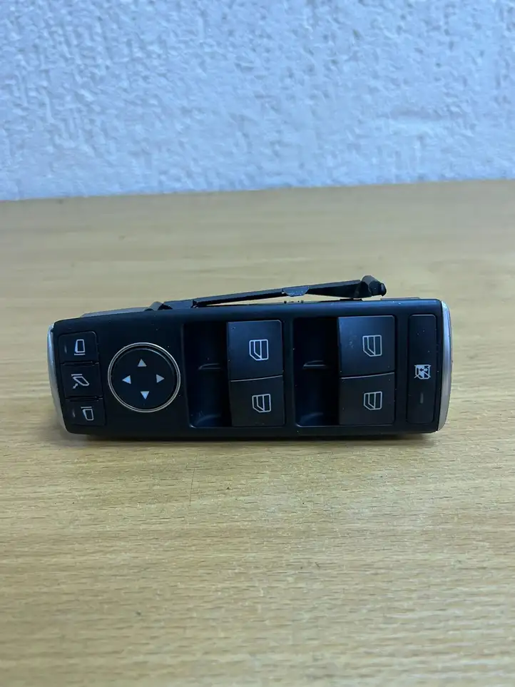 Mercedes-Benz CLS C218,X218 (2011 - 2017) A2129056100 Кнопка фаркопа в багажнике — фото 1