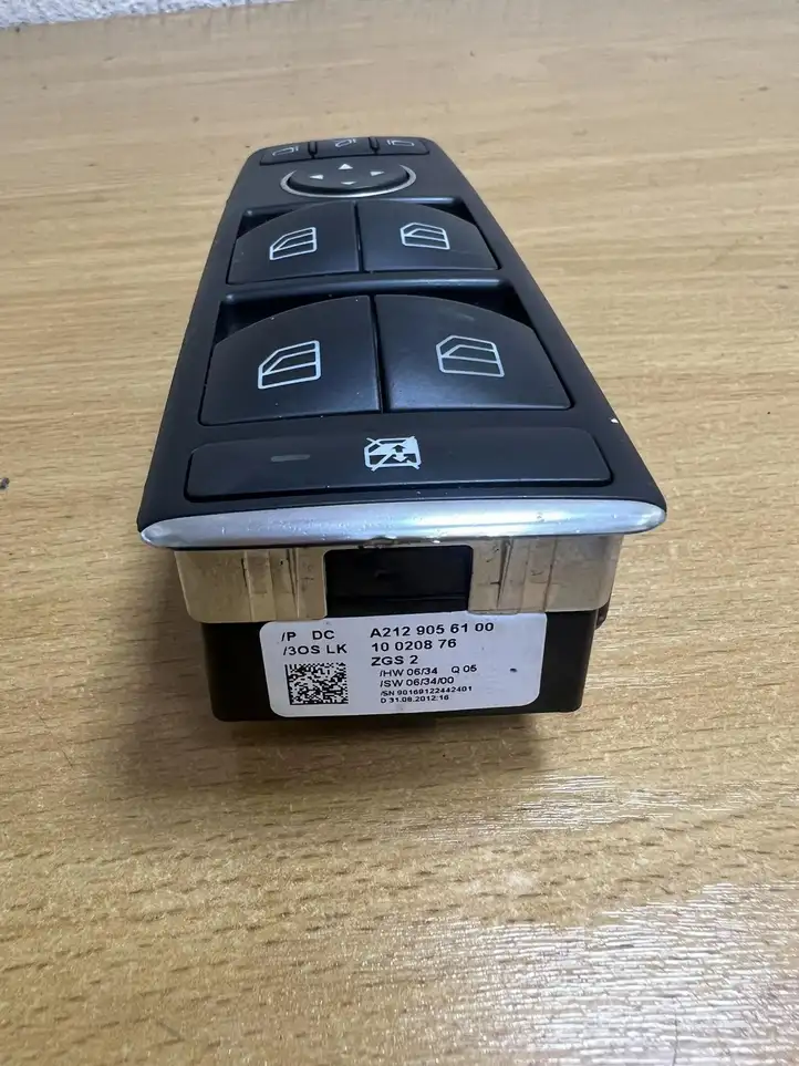 Mercedes-Benz CLS C218,X218 (2011 - 2017) A2129056100 Кнопка фаркопа в багажнике — фото 5