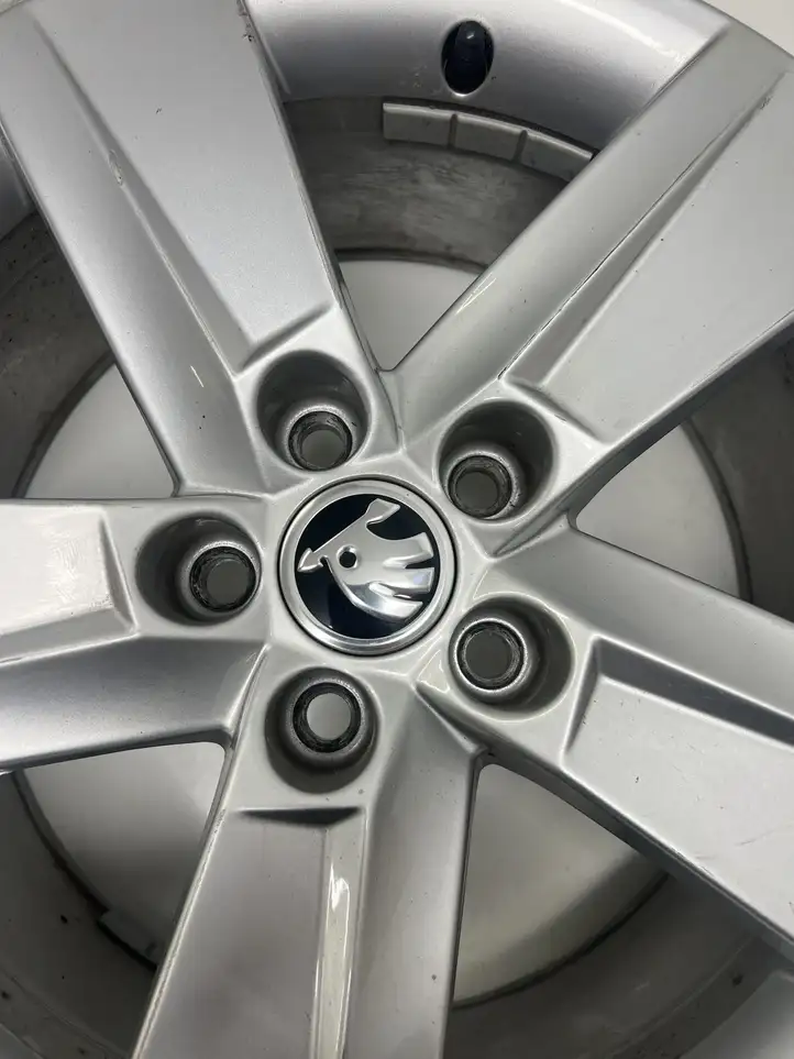Skoda Fabia Mk3 (NJ) (2015 - 2021) 6V0601025 Легкосплавный колесный диск R16 — фото 3