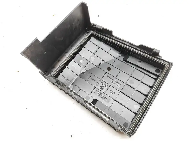 Audi A3/S3 8P (2008 - 2013) 1K0937132G Крышка ящика предохранителей — фото 2
