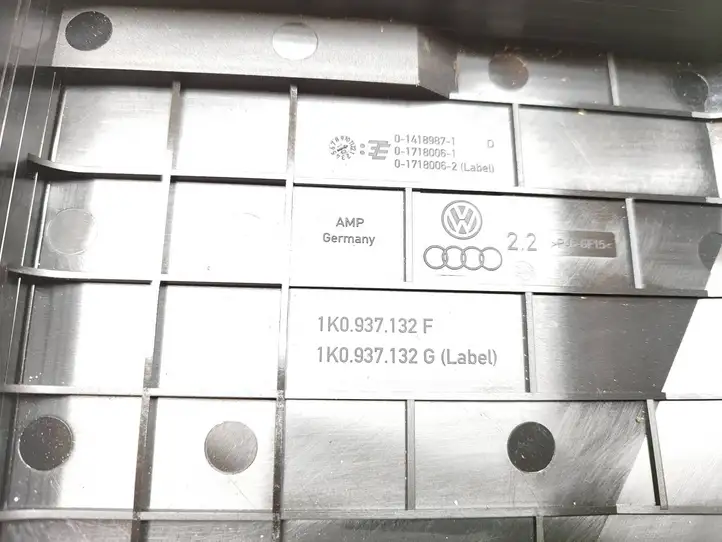 Audi A3/S3 8P (2008 - 2013) 1K0937132G Крышка ящика предохранителей — фото 3