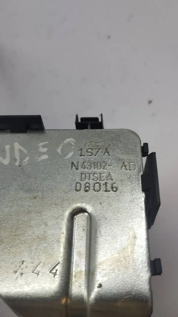 Ford Mondeo Mk III (2000 - 2007)  N43102 Замок задней крышки