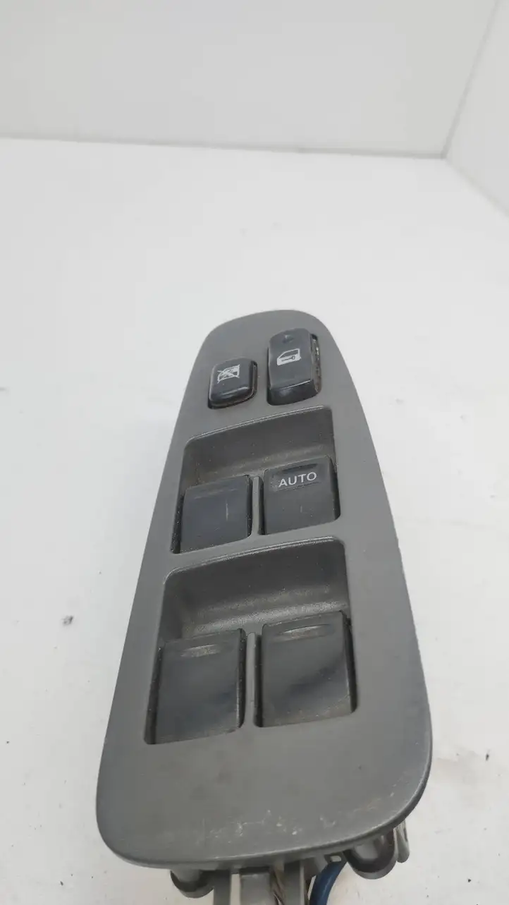 Toyota Previa (XR30, XR40) II (2000 - 2006) 8404028010 Блок кнопок стеклоподъемников — фото 1