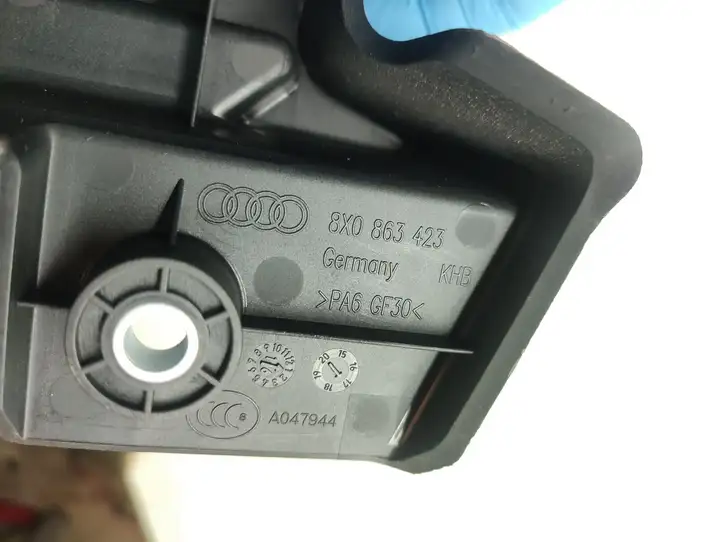Audi S1 (2014 - 2019) 8X0863423 Держатель шторки — фото 4
