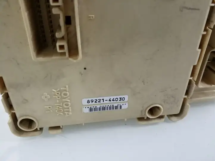 Toyota Avensis Verso (2001 - 2004) 8922144030 Блок предохранителей — фото 3