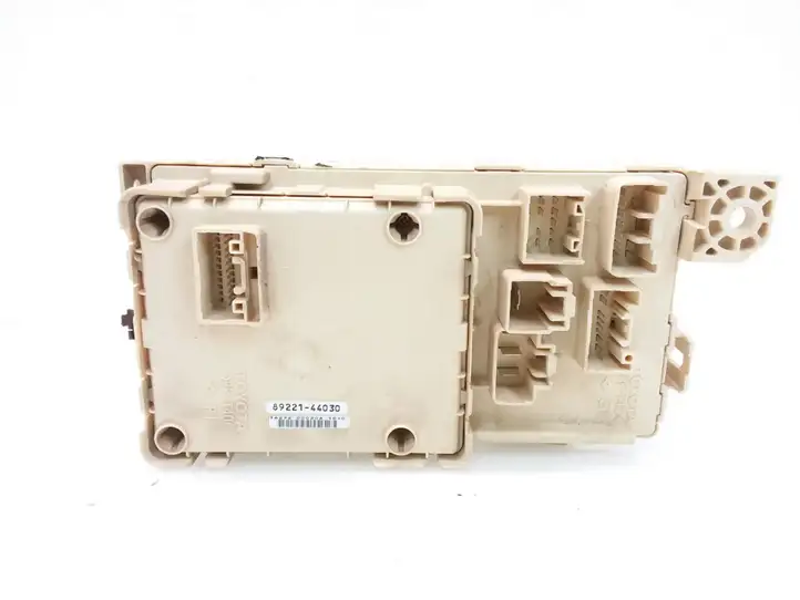 Toyota Avensis Verso (1995 - 2001) 8922144030 Блок предохранителей — фото 2